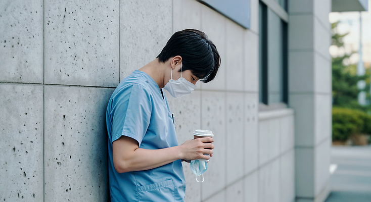 JPG 편집이미지 남자 커피 생각 휴식 피곤 마스크 한명 들기 성인 야외 평화 회색 간호사 의사 고독 편안함 테이크아웃컵 의료성형뷰티 성인남자한명만 편집실사 AI인물포토 AI콘텐츠 1 감정 음료 컬러 컨셉 모션 사람 컵 의료진 감각 CG 남자한명만 성인남자만 파일형식 AI포토