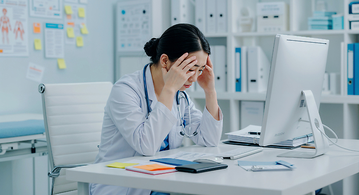 JPG 편집이미지 여자 생각 의자 청진기 책장 병원 피곤 한명 성인 펜 모니터 눈감음 공책 의사 키보드 메모지 의사가운 업무 좌절 책상 고민 문서 화이트보드 두통 긴장 문제해결 서류파일 서류판 의료성형뷰티 성인여자한명만 편집실사 머리짚기 AI인물포토 AI콘텐츠 1 감정 가구 컨셉 의학 의료기기 모션 문구용품 사람 컴퓨터 필기구 사무용품 의료진 가운 작업 질병 CG 여자한명만 성인여자만 파일형식 AI포토