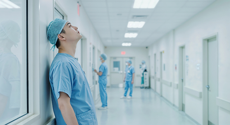 JPG 편집이미지 남자 생각 휴식 스트레스 병원 피곤 여러명 성인 파란색 문 기댐 의사 복도 고독 고민 긴장 의료성형뷰티 성인남자만 편집실사 AI인물포토 AI콘텐츠 감정 컬러 다수 컨셉 의학 모션 사람 의료진 CG 남자만 성인만 파일형식 AI포토