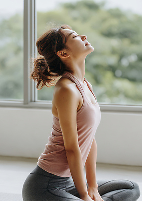 JPG 나무 편집이미지 여자 요가 한명 미소 성인 취미 운동 햇빛 눈감음 편안함 창가 고개들기 요가복 가부좌 클래스 의료성형뷰티 성인여자한명만 편집실사 AI인물포토 AI콘텐츠 식물 1 웰빙 창문 모션 표정 건강 사람 앉기 운동복 태양 감각 CG 여자한명만 성인여자만 파일형식 AI포토