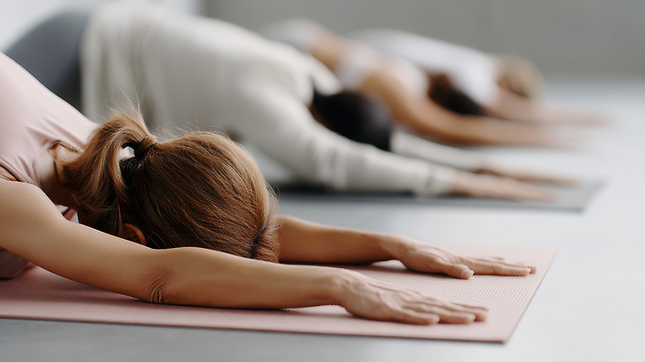 JPG 편집이미지 여자 엎드리기 요가 여러명 성인 취미 운동 매트 편안함 요가복 고양이자세 클래스 의료성형뷰티 성인여자만 편집실사 AI인물포토 AI콘텐츠 웰빙 다수 모션 건강 사람 운동복 요가자세 감각 CG 여자만 성인만 파일형식 AI포토
