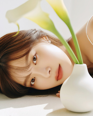 JPG 모델 편집이미지 응시 여자 얼굴 엎드리기 한명 상반신 성인 햇빛 뷰티 꽃병 카라 뷰티풀 의료성형뷰티 성인여자한명만 편집실사 AI인물포토 AI콘텐츠 1 시선 꽃 모션 사람 신체부위 태양 CG 여자한명만 성인여자만 파일형식 AI포토