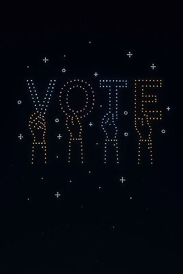 JPG 편집이미지 손 알파벳 야경 밤하늘 들기 신체부위 빛 반짝임 검은색 축제 투표 드론 대통령선거 편집실사 AI포토 AI콘텐츠 영어 컬러 모션 하늘 사람 야간 선거 CG 파일형식 풍경_경치