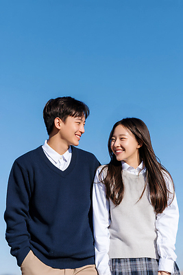 JPG 편집이미지 커플 여학생 여자 남자 행복 교복 남학생 청소년 하늘 웃음 상반신 야외 두명 스쿨라이프 마주보기 주머니손 의료성형뷰티 십대만 편집실사 AI인물포토 AI콘텐츠 학생 라이프스타일 옷 감정 학교 관계 모션 표정 사람 CG 파일형식 AI포토