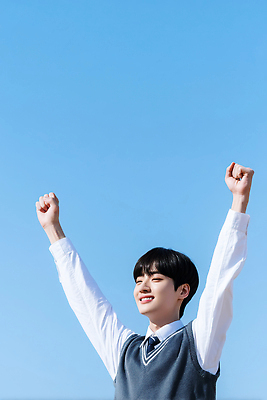 JPG 편집이미지 남자 행복 교복 남학생 청소년 하늘 한명 웃음 상반신 야외 스쿨라이프 만세 의료성형뷰티 십대남자한명만 편집실사 AI인물포토 AI콘텐츠 1 학생 라이프스타일 옷 감정 학교 모션 표정 사람 CG 남자한명만 십대남자만 파일형식 AI포토