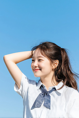 JPG 편집이미지 여학생 여자 행복 교복 청소년 하늘 한명 웃음 상반신 야외 스쿨라이프 손들기 의료성형뷰티 십대여자한명만 편집실사 AI인물포토 AI콘텐츠 1 학생 라이프스타일 옷 감정 학교 모션 표정 사람 CG 여자한명만 십대여자만 파일형식 AI포토