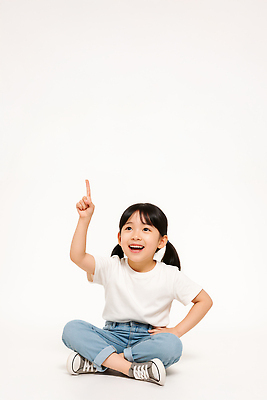 JPG 스튜디오촬영 전신 편집이미지 여자 어린이 허리손 손가락 한명 미소 소녀 청바지 가리킴 가부좌 흰티 의료성형뷰티 소녀한명만 편집실사 AI인물포토 AI콘텐츠 1 손 포즈 티셔츠 바지 실내 표정 사람 앉기 손짓 CG 여자한명만 소녀만 파일형식 AI포토