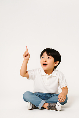 JPG 스튜디오촬영 전신 편집이미지 남자 어린이 손가락 한명 미소 소년 청바지 가리킴 가부좌 흰티 의료성형뷰티 소년한명만 편집실사 AI인물포토 AI콘텐츠 1 손 티셔츠 바지 실내 표정 사람 앉기 손짓 CG 남자한명만 소년만 파일형식 AI포토