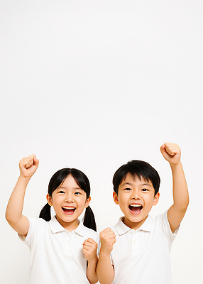 JPG 스튜디오촬영 편집이미지 여자 남자 어린이 응원 미소 웃음 소녀 소년 상반신 두명 손들기 파이팅 흰티 의료성형뷰티 어린이만 편집실사 AI인물포토 AI콘텐츠 티셔츠 모션 실내 표정 사람 CG 파일형식 AI포토