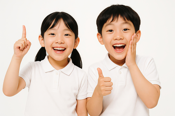 JPG 스튜디오촬영 편집이미지 여자 남자 어린이 미소 웃음 소녀 소년 상반신 두명 손들기 가리킴 따봉 감싸기 흰티 의료성형뷰티 어린이만 편집실사 AI인물포토 AI콘텐츠 티셔츠 모션 실내 표정 사람 손짓 최고 CG 파일형식 AI포토
