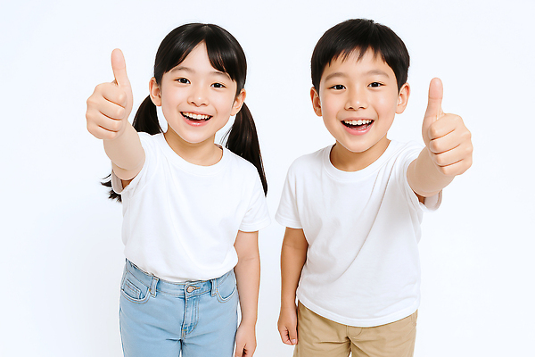 JPG 편집이미지 여자 남자 행복 어린이 미소 소녀 소년 두명 친구 우정 손내밀기 따봉 의료성형뷰티 어린이만 편집실사 AI인물포토 AI콘텐츠 감정 관계 표정 사람 손짓 최고 CG 파일형식 AI포토