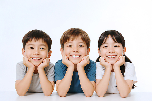 JPG 편집이미지 여자 남자 행복 어린이 엎드리기 미소 소녀 소년 상반신 세명 친구 우정 꽃받침 의료성형뷰티 어린이만 편집실사 AI인물포토 AI콘텐츠 감정 관계 모션 표정 사람 손짓 CG 파일형식 AI포토