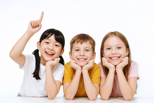 JPG 편집이미지 여자 남자 행복 어린이 미소 소녀 소년 상반신 세명 친구 우정 가리킴 꽃받침 의료성형뷰티 어린이만 편집실사 AI인물포토 AI콘텐츠 감정 관계 표정 사람 손짓 CG 파일형식 AI포토