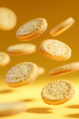 JPG 편집이미지 사람없음 노란색 크래커 과자 떨어짐 떠있는 샌드 바삭바삭 샌드쿠키 편집실사 AI포토 AI콘텐츠 컬러 컨셉 모션 디저트 쿠키 CG 파일형식