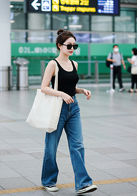 JPG 편집이미지 여자 여행 성인 세명 선글라스 걷기 청바지 공항 에코백 의료성형뷰티 성인만 오오티디 편집실사 AI인물포토 AI콘텐츠 패션 안경 가방 바지 교통시설 모션 사람 CG 에코 신조어 파일형식 AI포토