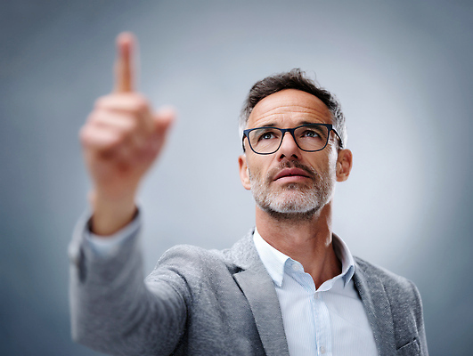 JPG 편집이미지 남자 한명 정장 상반신 성인 터치 가리킴 비즈니스맨 의료성형뷰티 성인남자한명만 안경낌 편집실사 AI인물포토 AI콘텐츠 1 옷 안경 비즈니스 사람 손짓 직장인 CG 남자한명만 성인남자만 파일형식 AI포토