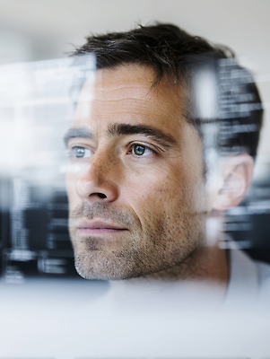 JPG 편집이미지 남자 얼굴 한명 성인 스크린 비즈니스맨 집중 의료성형뷰티 성인남자한명만 편집실사 AI인물포토 AI콘텐츠 1 컨셉 비즈니스 사람 신체부위 직장인 CG 남자한명만 성인남자만 파일형식 AI포토