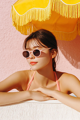 JPG 편집이미지 여자 여유 분홍색 휴식 그림자 한명 미소 상반신 성인 여름휴가 선글라스 파라솔 선탠 휴양지 의료성형뷰티 성인여자한명만 편집실사 AI인물포토 AI콘텐츠 1 감정 안경 컬러 컨셉 휴가 표정 사람 장소 CG 여자한명만 성인여자만 파일형식 여름_계절 AI포토