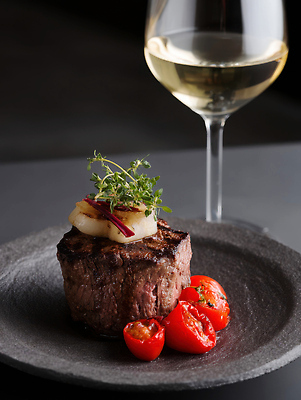 JPG 편집이미지 접시 와인잔 방울토마토 스테이크 사람없음 레스토랑 고명 화이트와인 작품 맛집 관자 코스요리 플레이팅 편집실사 AI포토 AI콘텐츠 식기 토마토 술잔 서양음식 요리 미술 식당 와인 상차림 CG 파일형식