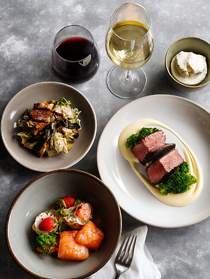 JPG 편집이미지 접시 포크 와인잔 스테이크 사람없음 레스토랑 소스 브로콜리 화이트와인 천 작품 연어 맛집 코스요리 플레이팅 편집실사 AI포토 AI콘텐츠 식기 채소 술잔 서양음식 어류 요리 미술 식당 와인 직물 양념 상차림 CG 파일형식