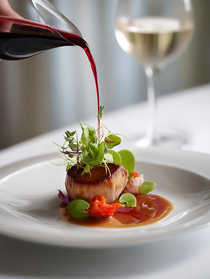 JPG 편집이미지 접시 와인잔 스테이크 사람없음 레스토랑 고명 소스 붓기 화이트와인 작품 맛집 코스요리 플레이팅 편집실사 AI포토 AI콘텐츠 식기 술잔 모션 서양음식 요리 미술 식당 와인 양념 상차림 CG 파일형식