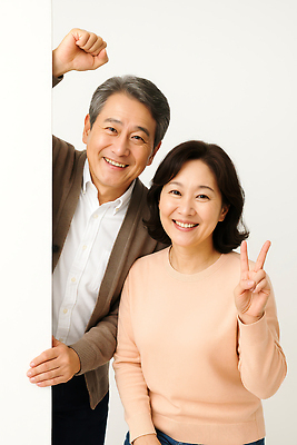 JPG 편집이미지 여자 남자 행복 중년 미소 상반신 두명 기댐 잡기 브이 중년부부 의료성형뷰티 중년만 편집실사 AI인물포토 AI콘텐츠 부부 감정 모션 표정 사람 손짓 성인 CG 성인만 파일형식 AI포토