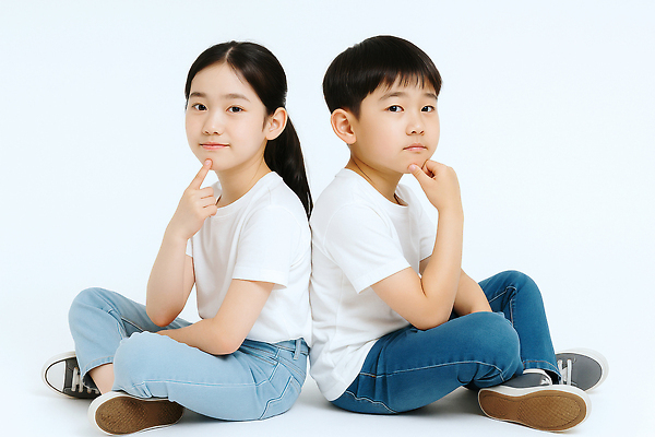 JPG 전신 편집이미지 응시 여자 남자 어린이 생각 미소 소녀 소년 두명 턱괴기 등맞대기 고민 가부좌 의료성형뷰티 어린이만 편집실사 AI인물포토 AI콘텐츠 시선 감정 모션 표정 사람 앉기 CG 파일형식 AI포토