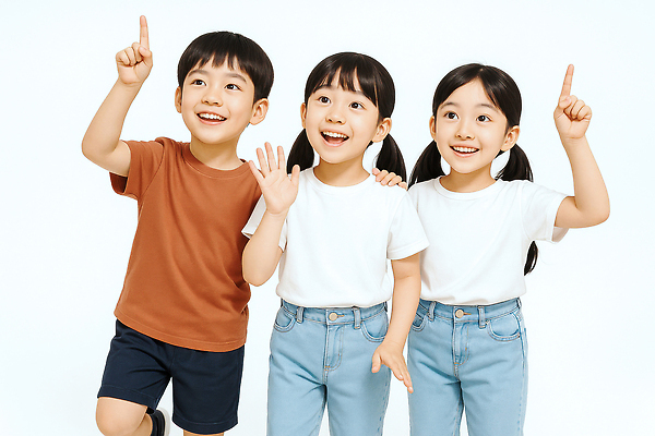 JPG 편집이미지 여자 남자 어린이 미소 소녀 소년 세명 손들기 가리킴 손인사 다리들기 의료성형뷰티 어린이만 어깨에손 편집실사 AI인물포토 AI콘텐츠 모션 표정 사람 손짓 인사 CG 파일형식 AI포토