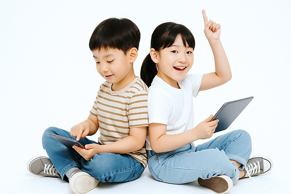 JPG 전신 편집이미지 여자 남자 어린이 미소 웃음 들기 소녀 소년 두명 태블릿 가리킴 가부좌 의료성형뷰티 어린이만 편집실사 AI인물포토 AI콘텐츠 모션 표정 사람 앉기 손짓 전자제품 스마트기기 CG 파일형식 AI포토