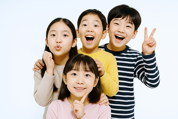 JPG 편집이미지 여자 남자 어린이 웃음 소녀 소년 여러명 상반신 브이 의료성형뷰티 어린이만 어깨에손 편집실사 AI인물포토 AI콘텐츠 다수 모션 표정 사람 손짓 CG 파일형식 AI포토