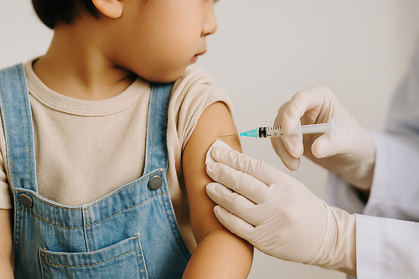 JPG 편집이미지 손 남자 어린이 주사기 한명 소년 상반신 신체부위 의사 멜빵바지 수술장갑 라텍스 예방접종 예방주사 의료성형뷰티 소년한명만 알콜솜 편집실사 AI인물포토 AI콘텐츠 1 장갑 바지 의료기기 사람 의료진 멜빵 CG 예방 접종 남자한명만 소년만 파일형식 AI포토