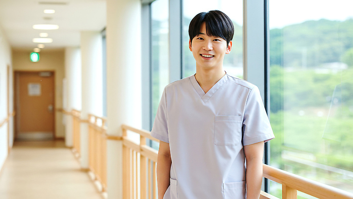 JPG 편집이미지 남자 창문 병원 한명 미소 성인 복도 요양원 요양보호사 의료성형뷰티 성인남자한명만 편집실사 AI인물포토 AI콘텐츠 직업 1 의학 표정 사람 CG 남자한명만 성인남자만 파일형식 AI포토