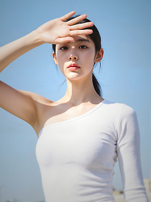 JPG 편집이미지 여자 하늘색 하늘 한명 상반신 성인 야외 여름 햇빛 뷰티 손들기 가림 눈부심 얼굴가리기 묶은머리 의료성형뷰티 성인여자한명만 청량 편집실사 AI인물포토 AI콘텐츠 1 헤어스타일 계절 모션 사람 파란색 태양 CG 여자한명만 성인여자만 파일형식 AI포토