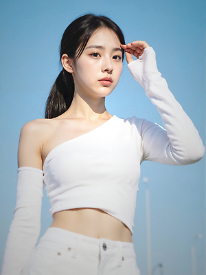 JPG 편집이미지 여자 하늘색 하늘 한명 상반신 성인 야외 여름 햇빛 뷰티 손들기 묶은머리 배꼽티 팔토시 의료성형뷰티 성인여자한명만 청량 편집실사 AI인물포토 AI콘텐츠 1 헤어스타일 계절 모션 사람 파란색 태양 CG 토시 여자한명만 성인여자만 파일형식 AI포토