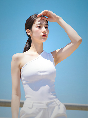 JPG 편집이미지 여자 하늘색 난간 하늘 한명 상반신 성인 야외 여름 민소매 햇빛 뷰티 손들기 가림 눈부심 얼굴가리기 묶은머리 의료성형뷰티 성인여자한명만 청량 편집실사 AI인물포토 AI콘텐츠 1 헤어스타일 계절 상의 모션 사람 파란색 태양 CG 여자한명만 성인여자만 파일형식 AI포토