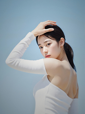 JPG 편집이미지 여자 포즈 하늘색 하늘 한명 상반신 성인 야외 여름 햇빛 뷰티 손들기 만지기 묶은머리 팔토시 의료성형뷰티 성인여자한명만 청량 편집실사 AI인물포토 AI콘텐츠 1 헤어스타일 계절 모션 사람 파란색 태양 CG 토시 여자한명만 성인여자만 파일형식 AI포토