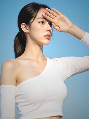 JPG 편집이미지 여자 하늘색 하늘 한명 상반신 성인 야외 여름 햇빛 뷰티 손들기 가림 눈부심 얼굴가리기 묶은머리 배꼽티 팔토시 의료성형뷰티 성인여자한명만 청량 편집실사 AI인물포토 AI콘텐츠 1 헤어스타일 계절 모션 사람 파란색 태양 CG 토시 여자한명만 성인여자만 파일형식 AI포토