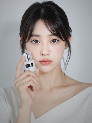 JPG 편집이미지 여자 한명 들기 상반신 성인 화장 뷰티 스킨케어 묶은머리 의료성형뷰티 성인여자한명만 세럼 편집실사 AI인물포토 AI콘텐츠 1 헤어스타일 모션 사람 화장품 CG 여자한명만 성인여자만 파일형식 AI포토