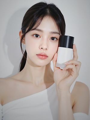 JPG 편집이미지 여자 한명 들기 상반신 성인 화장 뷰티 스킨케어 묶은머리 의료성형뷰티 성인여자한명만 세럼 편집실사 AI인물포토 AI콘텐츠 1 헤어스타일 모션 사람 화장품 CG 여자한명만 성인여자만 파일형식 AI포토