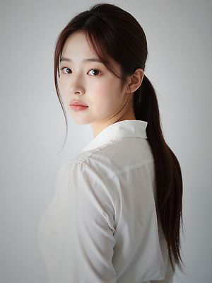 JPG 편집이미지 여자 와이셔츠 한명 상반신 성인 뷰티 흰색 뒤돌아보기 묶은머리 뷰티풀 청순 의료성형뷰티 성인여자한명만 편집실사 AI인물포토 AI콘텐츠 1 헤어스타일 컬러 컨셉 셔츠 모션 사람 CG 여자한명만 성인여자만 파일형식 AI포토