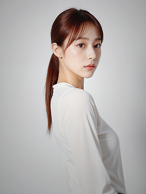JPG 편집이미지 여자 와이셔츠 한명 상반신 성인 뷰티 흰색 묶은머리 뷰티풀 청순 의료성형뷰티 성인여자한명만 편집실사 AI인물포토 AI콘텐츠 1 헤어스타일 컬러 컨셉 셔츠 사람 CG 여자한명만 성인여자만 파일형식 AI포토