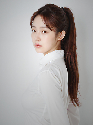 JPG 편집이미지 여자 와이셔츠 한명 상반신 성인 뷰티 흰색 묶은머리 뷰티풀 청순 의료성형뷰티 성인여자한명만 편집실사 AI인물포토 AI콘텐츠 1 헤어스타일 컬러 컨셉 셔츠 사람 CG 여자한명만 성인여자만 파일형식 AI포토