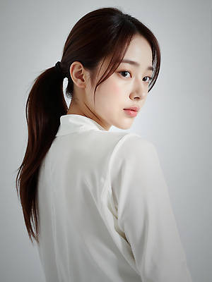 JPG 편집이미지 여자 와이셔츠 한명 상반신 성인 뷰티 흰색 뒤돌아보기 묶은머리 뷰티풀 청순 의료성형뷰티 성인여자한명만 편집실사 AI인물포토 AI콘텐츠 1 헤어스타일 컬러 컨셉 셔츠 모션 사람 CG 여자한명만 성인여자만 파일형식 AI포토