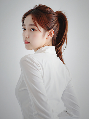 JPG 편집이미지 여자 와이셔츠 한명 상반신 성인 뷰티 흰색 뒤돌아보기 묶은머리 뷰티풀 청순 의료성형뷰티 성인여자한명만 편집실사 AI인물포토 AI콘텐츠 1 헤어스타일 컬러 컨셉 셔츠 모션 사람 CG 여자한명만 성인여자만 파일형식 AI포토