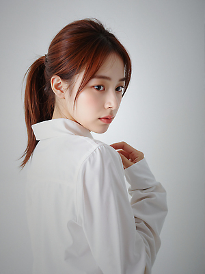 JPG 편집이미지 여자 와이셔츠 한명 상반신 성인 뷰티 흰색 뒤돌아보기 묶은머리 뷰티풀 청순 의료성형뷰티 성인여자한명만 편집실사 AI인물포토 AI콘텐츠 1 헤어스타일 컬러 컨셉 셔츠 모션 사람 CG 여자한명만 성인여자만 파일형식 AI포토