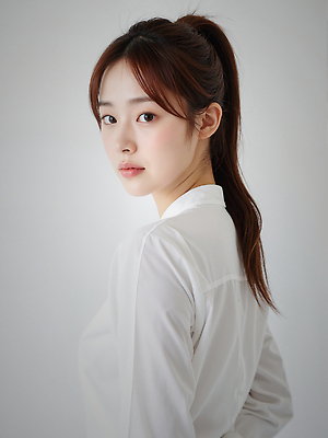JPG 편집이미지 여자 와이셔츠 한명 상반신 성인 뷰티 흰색 묶은머리 뷰티풀 청순 의료성형뷰티 성인여자한명만 편집실사 AI인물포토 AI콘텐츠 1 헤어스타일 컬러 컨셉 셔츠 사람 CG 여자한명만 성인여자만 파일형식 AI포토