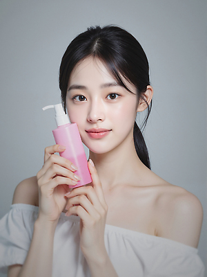 JPG 편집이미지 여자 한명 미소 들기 상반신 성인 피부관리 스킨케어 클렌징 클렌징오일 클렌징크림 클렌징폼 의료성형뷰티 성인여자한명만 편집실사 AI인물포토 AI콘텐츠 1 모션 표정 사람 뷰티 청결 CG 세안용품 여자한명만 성인여자만 파일형식 AI포토