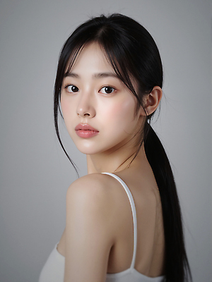 JPG 편집이미지 여자 한명 상반신 성인 민소매 뒤돌아보기 묶은머리 의료성형뷰티 성인여자한명만 편집실사 AI인물포토 AI콘텐츠 1 헤어스타일 상의 모션 사람 CG 여자한명만 성인여자만 파일형식 AI포토