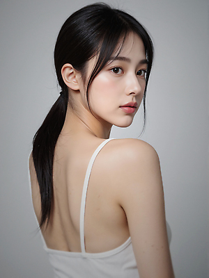 JPG 편집이미지 여자 한명 상반신 성인 민소매 뒤돌아보기 묶은머리 의료성형뷰티 성인여자한명만 편집실사 AI인물포토 AI콘텐츠 1 헤어스타일 상의 모션 사람 CG 여자한명만 성인여자만 파일형식 AI포토