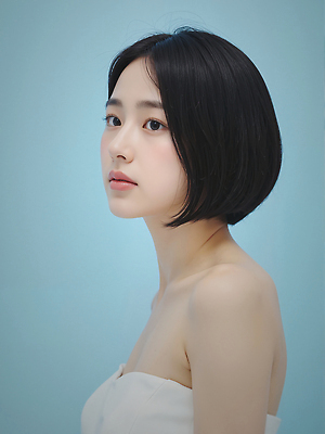 JPG 편집이미지 여자 하늘색 한명 상반신 성인 단발머리 의료성형뷰티 성인여자한명만 편집실사 오프숄더 AI인물포토 AI콘텐츠 1 헤어스타일 상의 사람 파란색 CG 여자한명만 성인여자만 파일형식 AI포토